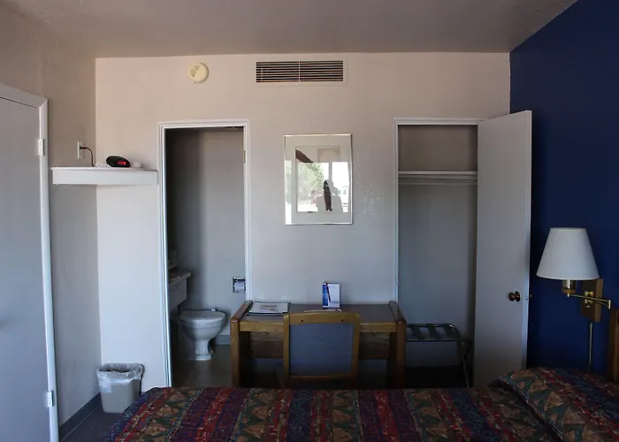 Econo Lodge *