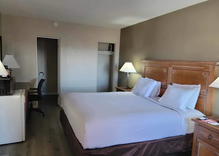 Econo Lodge *
